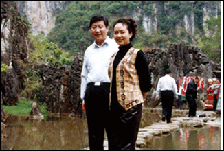 20111029-China.org xijinping and wife.gif